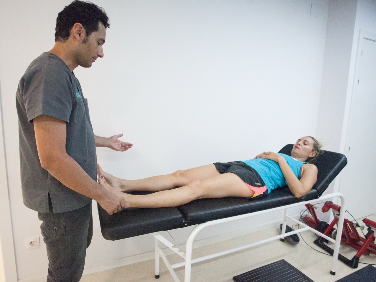 Exploración física en camilla Clinik Podologia Terrassa