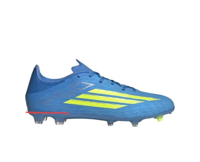 Bota de fútbol no adecuada para niño con Enfermedad de Sever