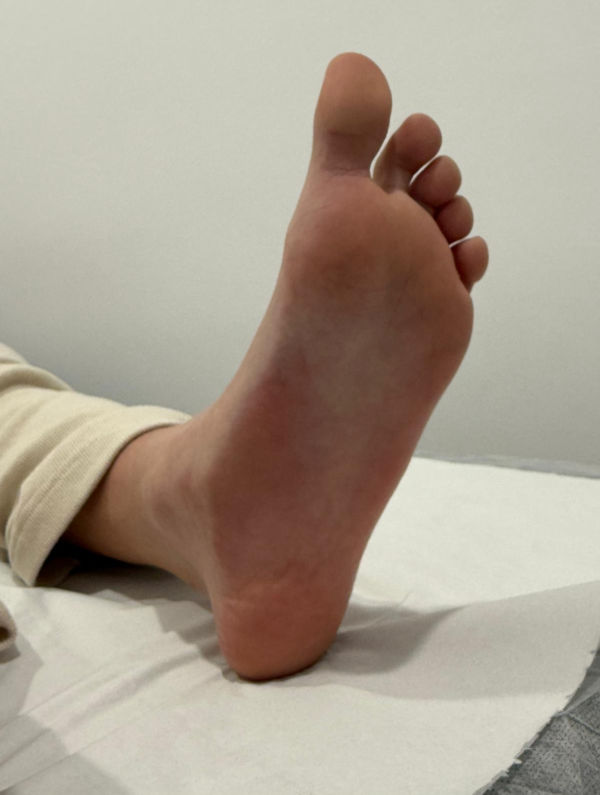 Exploración en camilla niño con Enfermedad de Sever Clinik Podologia Terrassa